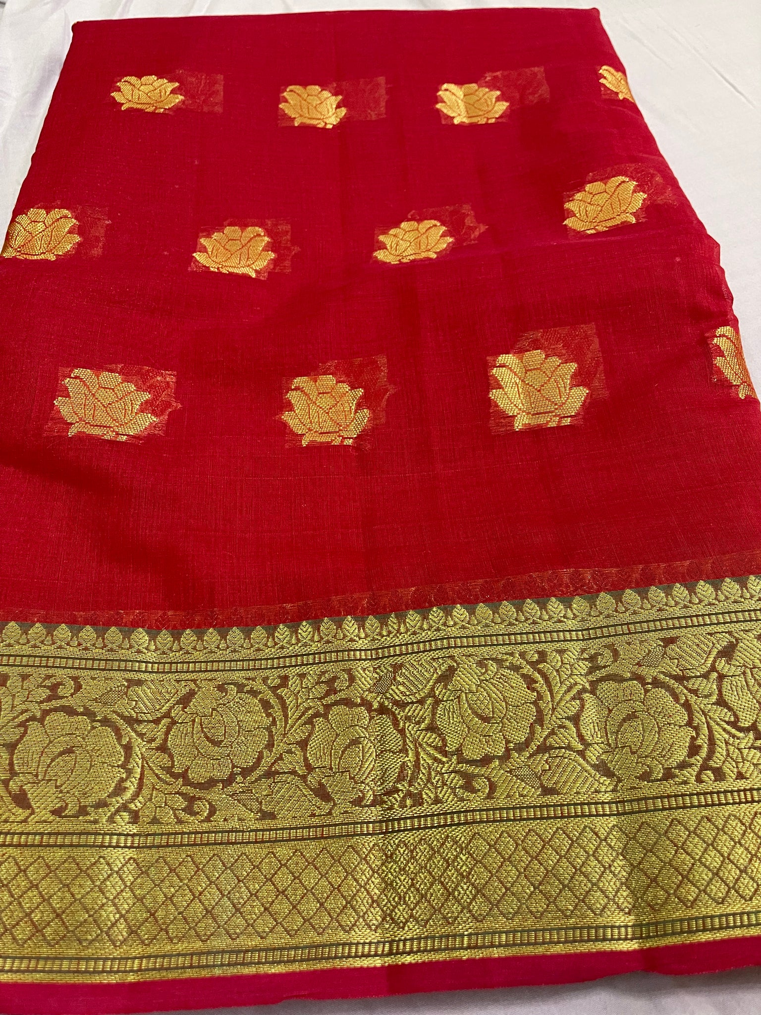 Designer Linen Saree With Zari Pallu. Available in 5 colours.